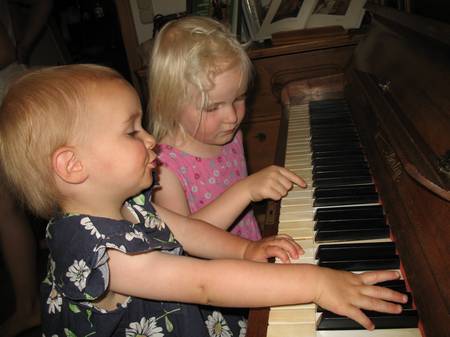 Elisa und Amelie spielen Klavier