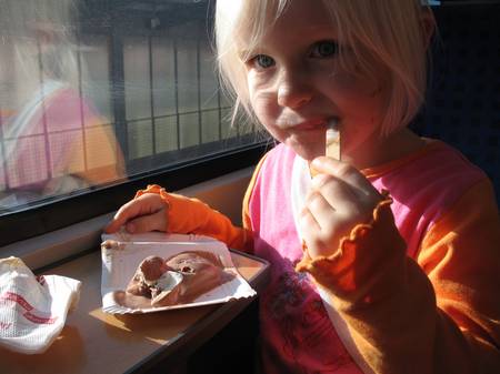 Amelie isst Schokoladeneis