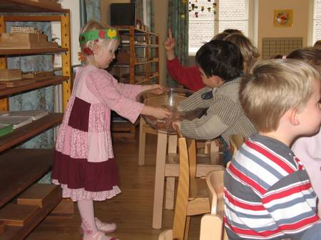 Amelie verteilt Knauzen