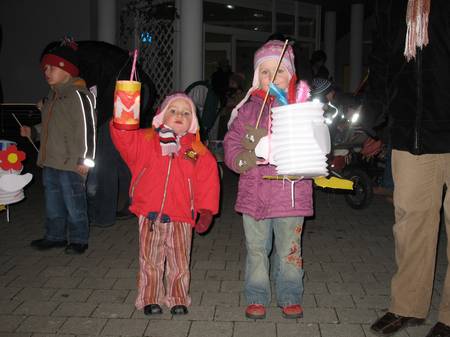 Elisa und Amelie mit Laternen