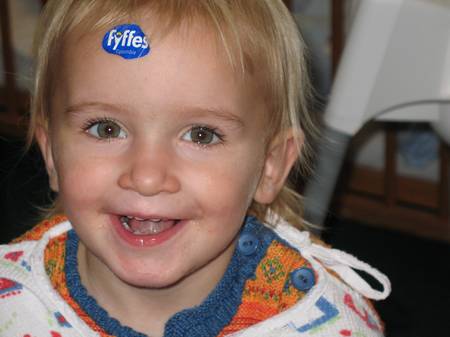 Elisa mit Banane-Aufkleber