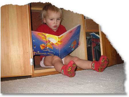 Elisa lesend im Schrank