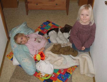 Elisa und Amelie im Flur