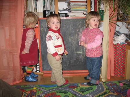Elisa, Laura und Sara vor der Tafel