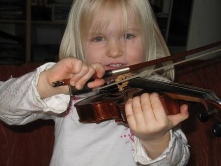 Amelie spielt Geige