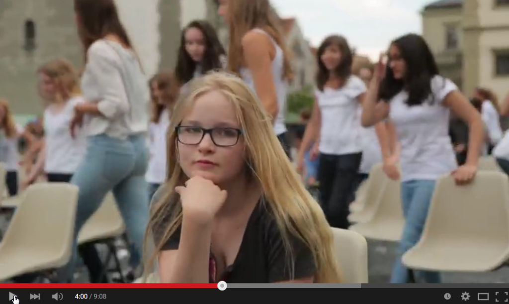Amelie tanzt auf dem Rathausplatz